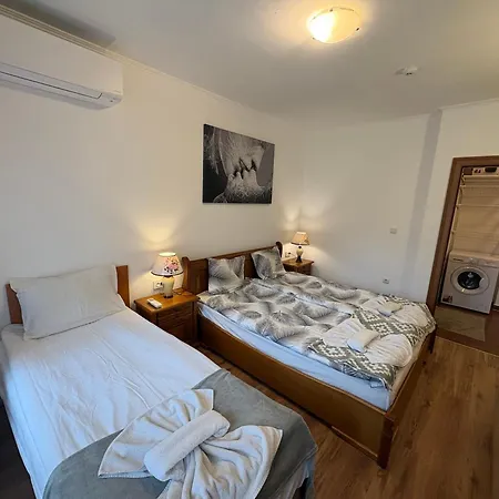 Апартамент Charming Apartmnet Near Gondola And Bar Street
